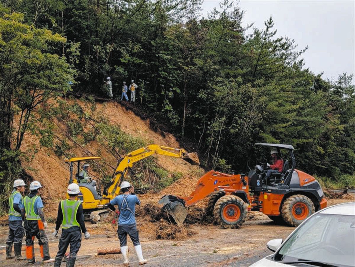 国道21号に流出した土砂の撤去作業をする作業員ら（国交省多治見砂防国道事務所提供）