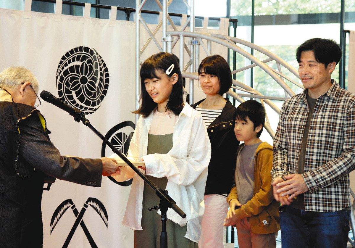 小和田館長（左）から認定証を受け取る渡辺陽菜さん（左から2人目）＝関ケ原町の岐阜関ケ原古戦場記念館で