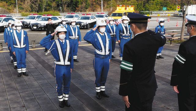 富山県警と合同 県高速隊出動式　不動寺ＰＡ、県境連携