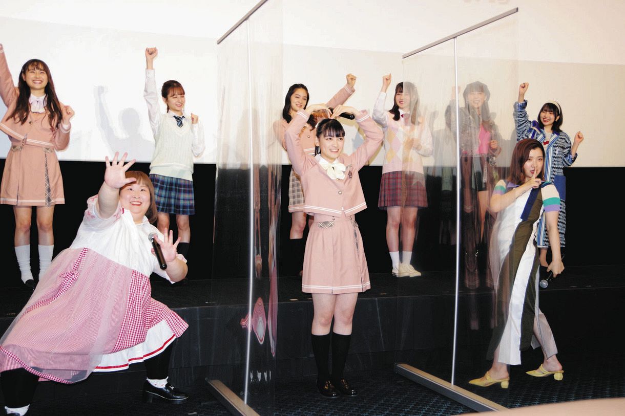 アイドルポーズを決める（前列左から）かなで、伊達花彩、福田麻貴