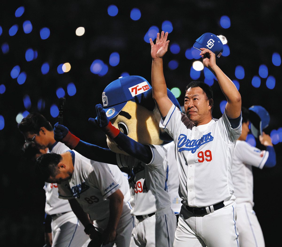 ロッテにサヨナラ勝ちし、ファンにあいさつする井上監督（右）