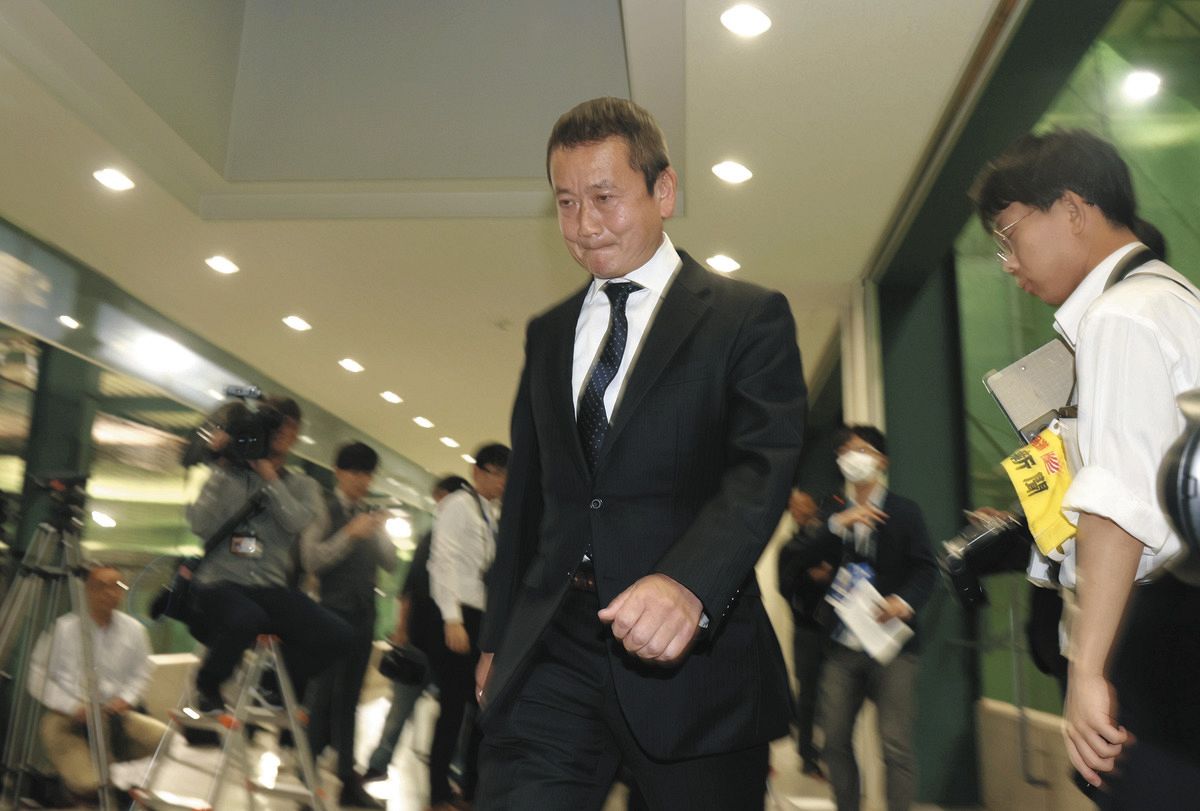 小山２軍投手統括コーチのオンラインカジノ利用について説明し、引きあげる中日ドラゴンズの朝田憲祐球団本部長（中央）