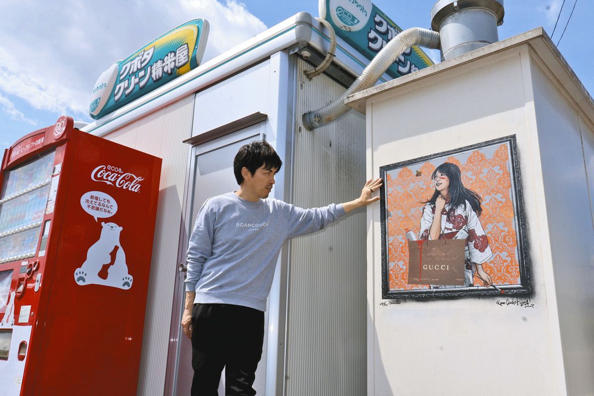 新たに制作した壁画と小川さん=安八町東結で