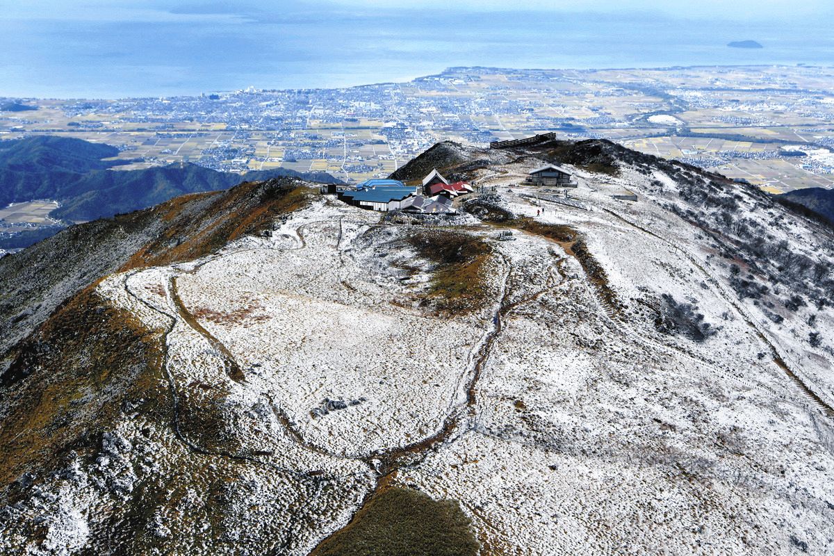 滋賀・岐阜県境の伊吹山で初冠雪、昨年より19日早く 各地で今季一番の冷え込み：中日新聞Web