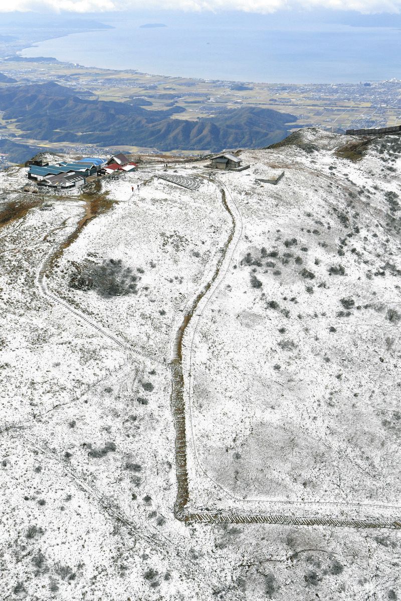 滋賀・岐阜県境の伊吹山で初冠雪、昨年より19日早く 各地で今季一番の冷え込み：中日新聞Web