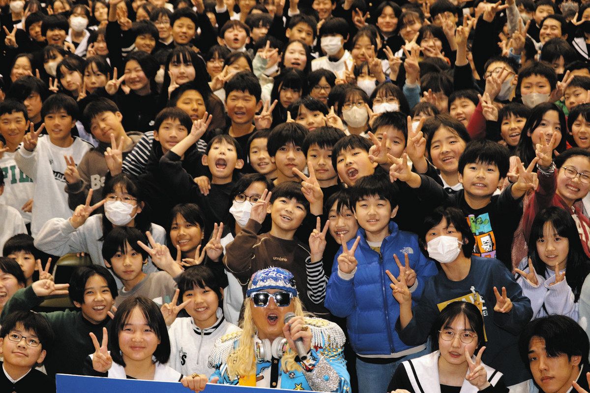 失敗に未来見いだす TRFのDJ KOOさん、名古屋・黄金中でキャリア教育
