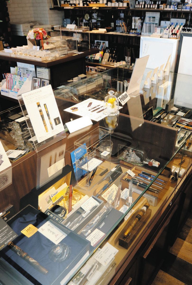若い世代も魅了するこだわりの筆記具 おしゃれな店内で究極の品