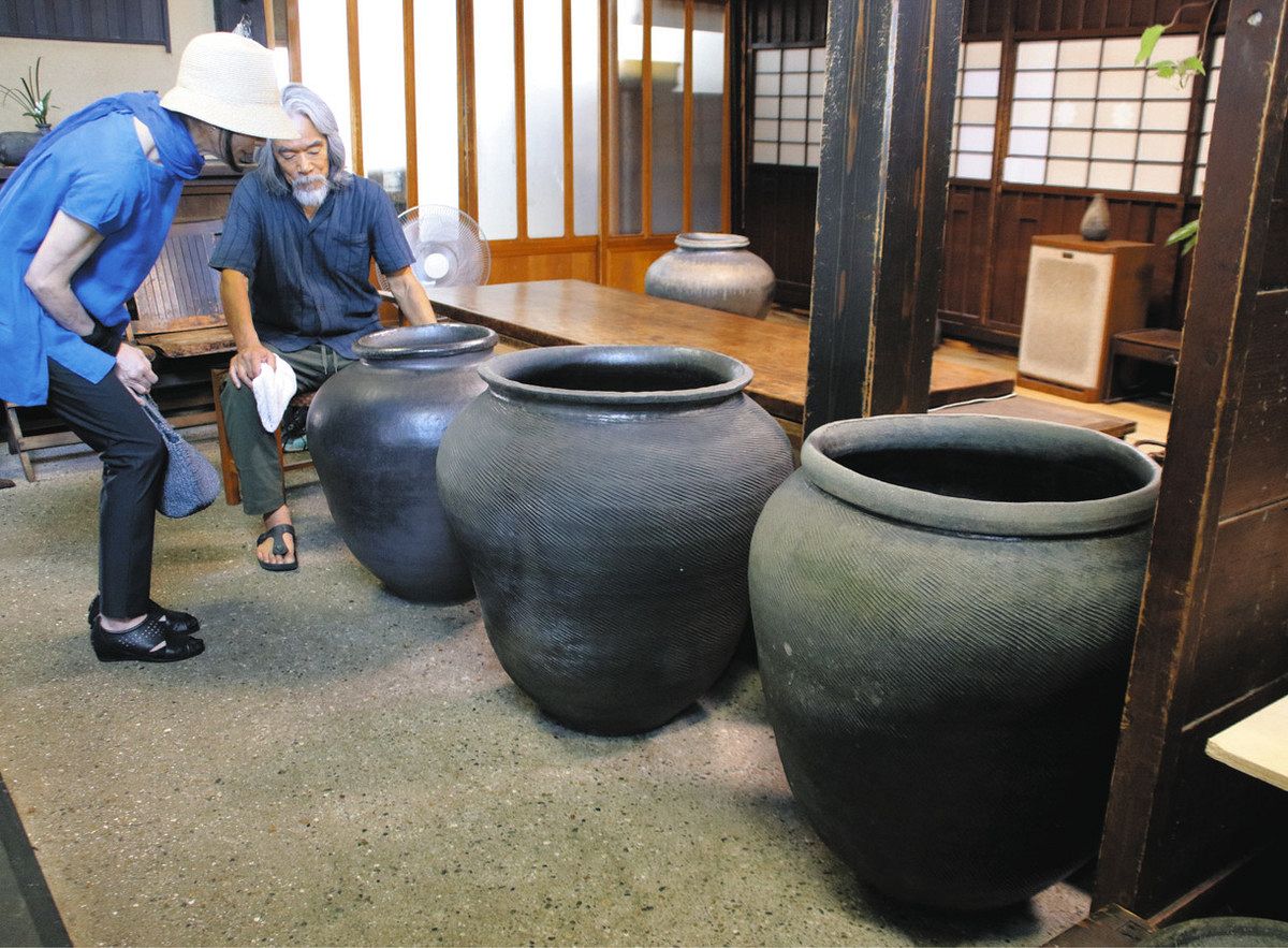 無事だった大つぼ 力強く 珠洲焼作家・中山さん 金沢で個展：北陸中日新聞Web