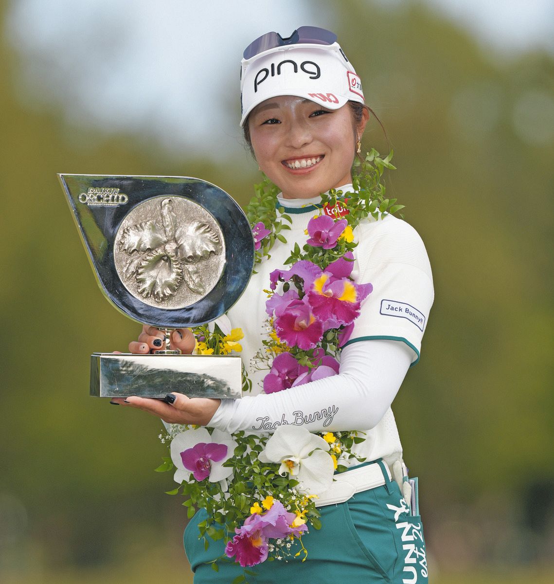 女子ゴルフ・佐久間朱莉、ボールを拾い上げた右手を天に…師匠