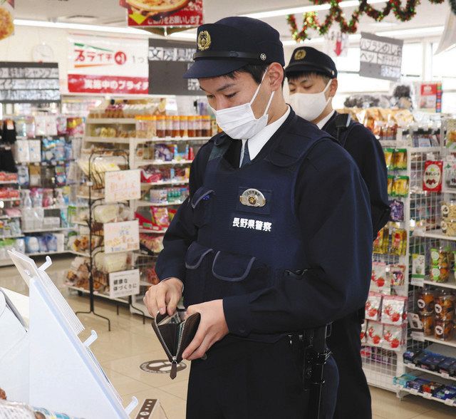 警察官も制服姿でコンビニ 犯罪抑止へ県警が買い物を許可：中日新聞Web