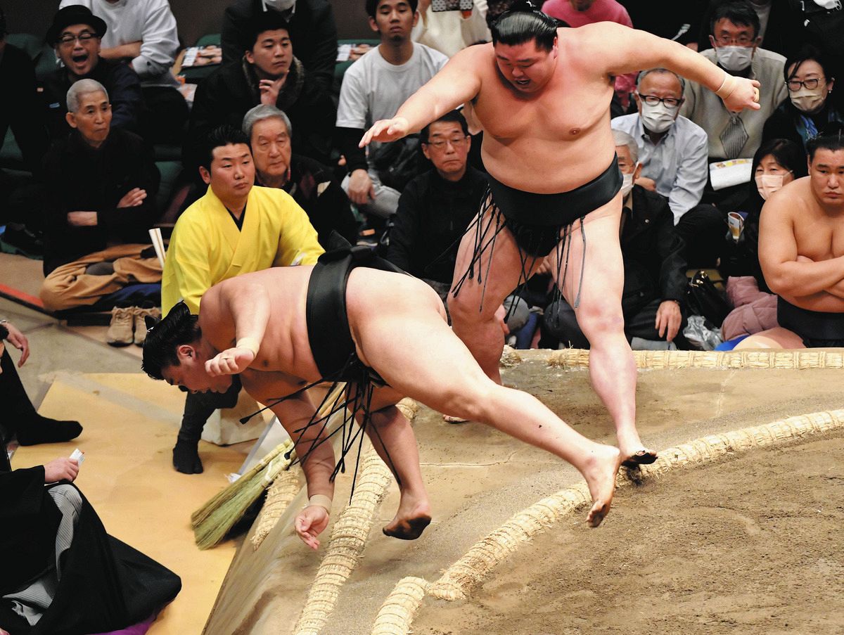 霧島は反省生かして前進、難敵下す 薄氷の２敗死守、綱に望み【大相撲さじき席】：中日新聞Web