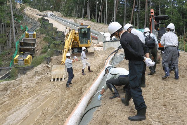 標高差で水送る 水圧管路 視察 清内路水力発電所建設で見学会 中日新聞web