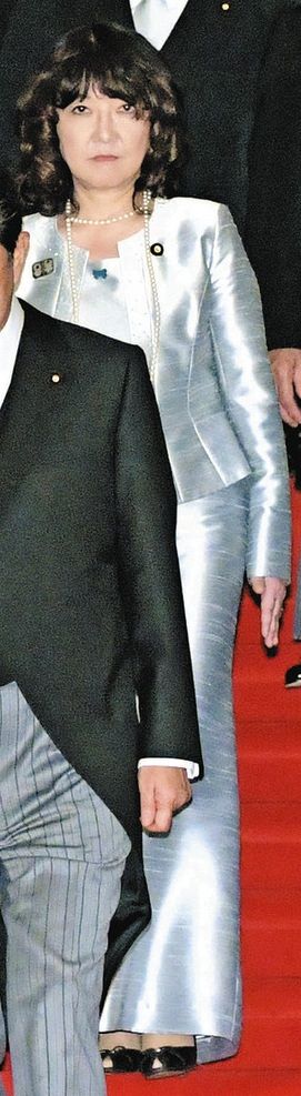 ◇小野田紀美氏と片山さつき氏、それぞれのシルバードレス【写真複数