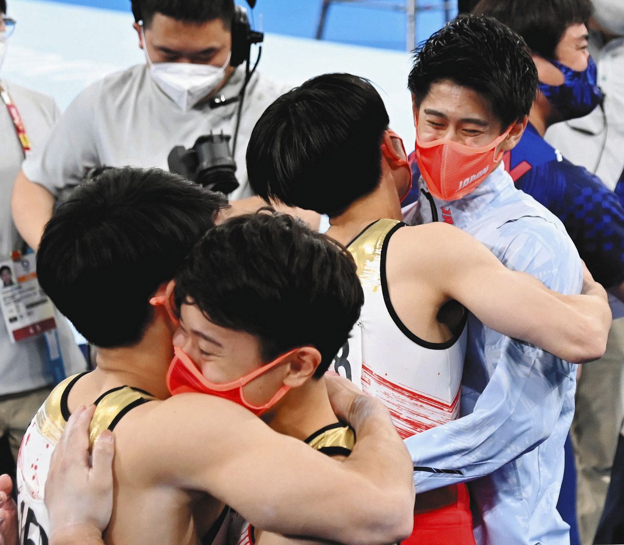男子団体総合決勝の演技を終え、抱き合う橋本大輝（奥右）ら日本チーム