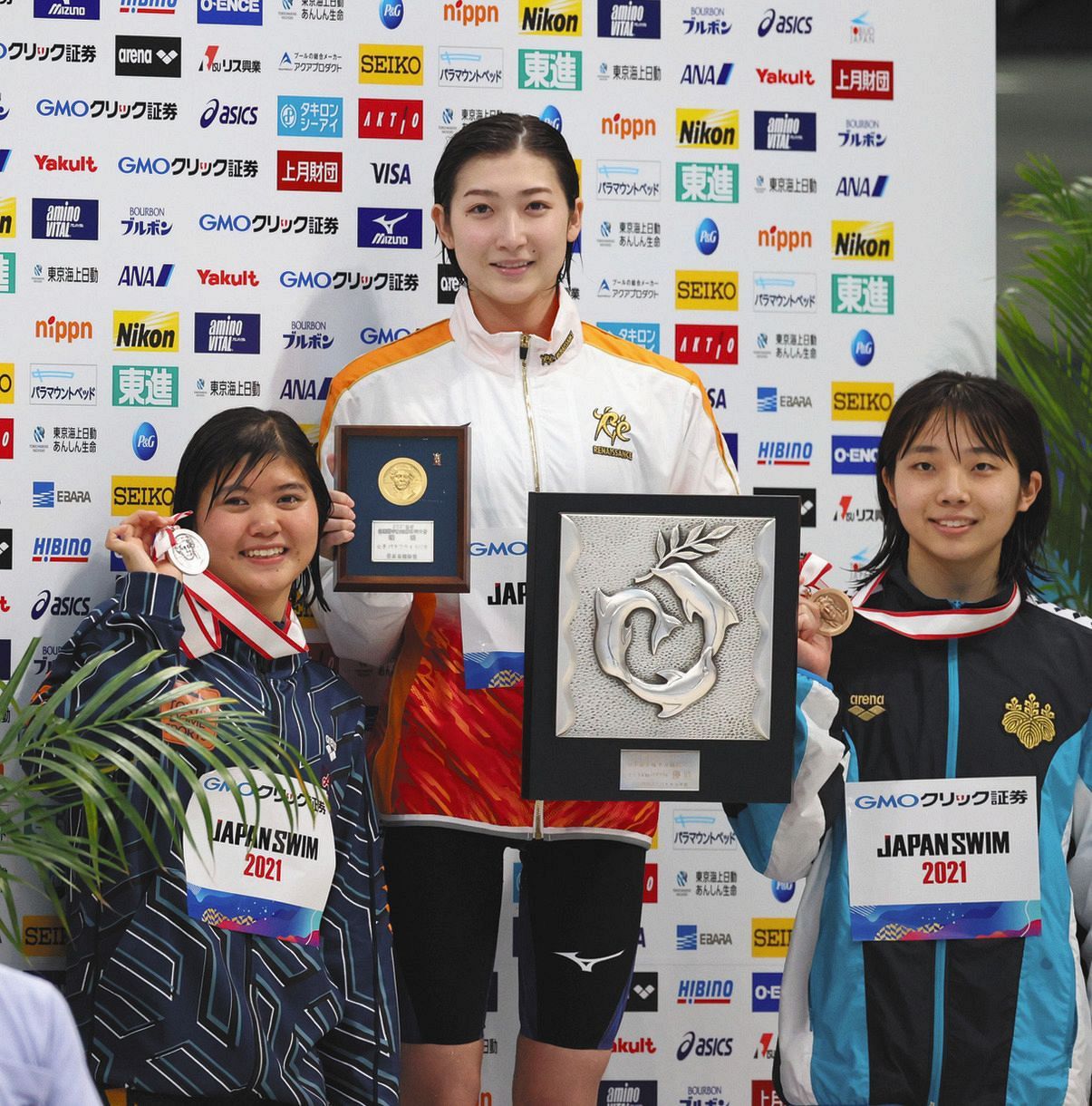 女子１００メートルバタフライで優勝した池江璃花子（中）。左は２位の長谷川涼香、右は３位の飯塚千遥