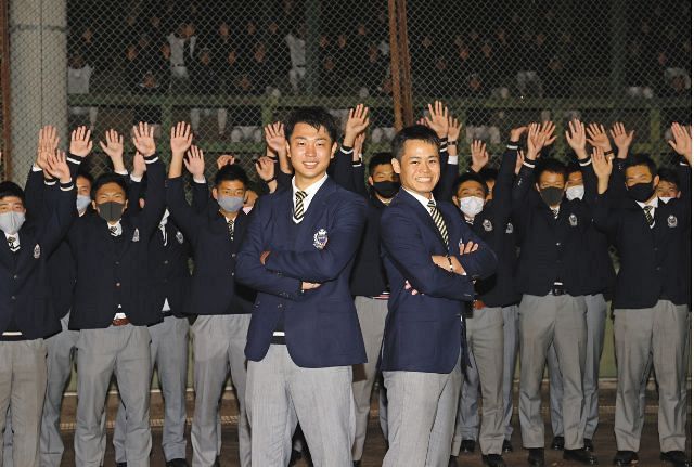 グラウンドで野球部員と笑顔を見せる中日に１位指名された高橋宏斗（中央左）と巨人に３位指名された中山礼都（同右）＝名古屋市昭和区の中京大中京高で