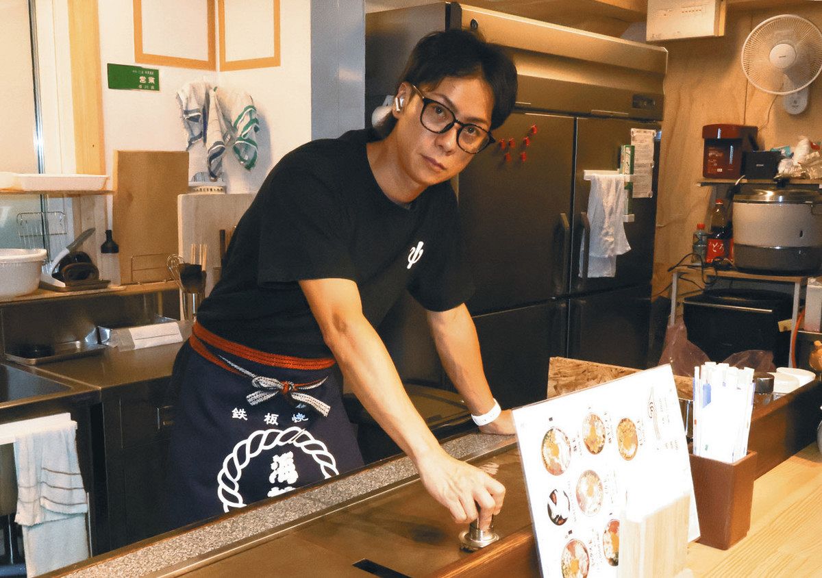 地震でバー休業 オーナー鎌原さん 鉄板焼き店で再起 小木の仮設商店街