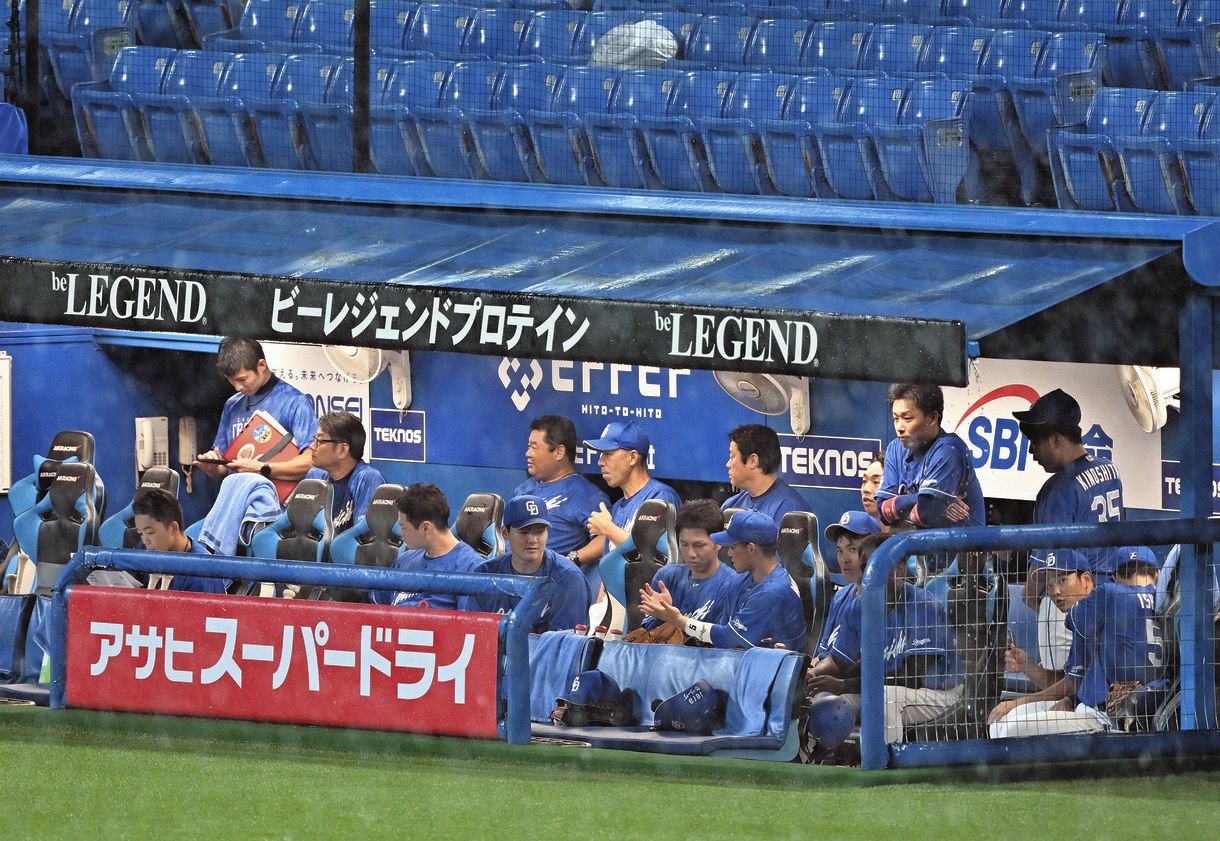 神宮球場は降雨で試合開始遅れ シートは外され選手はキャッチボール