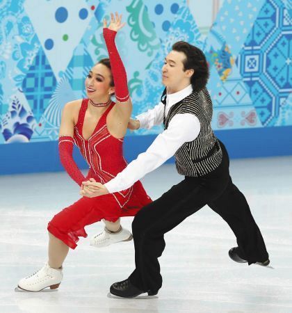 ソチ五輪団体アイスダンスSDで演技するクリス・リード（右）と姉キャシー＝2014年2月