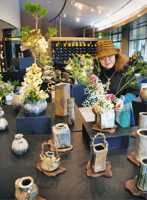越前焼にスイセン 越前陶芸村あすから企画展：日刊県民福井Web