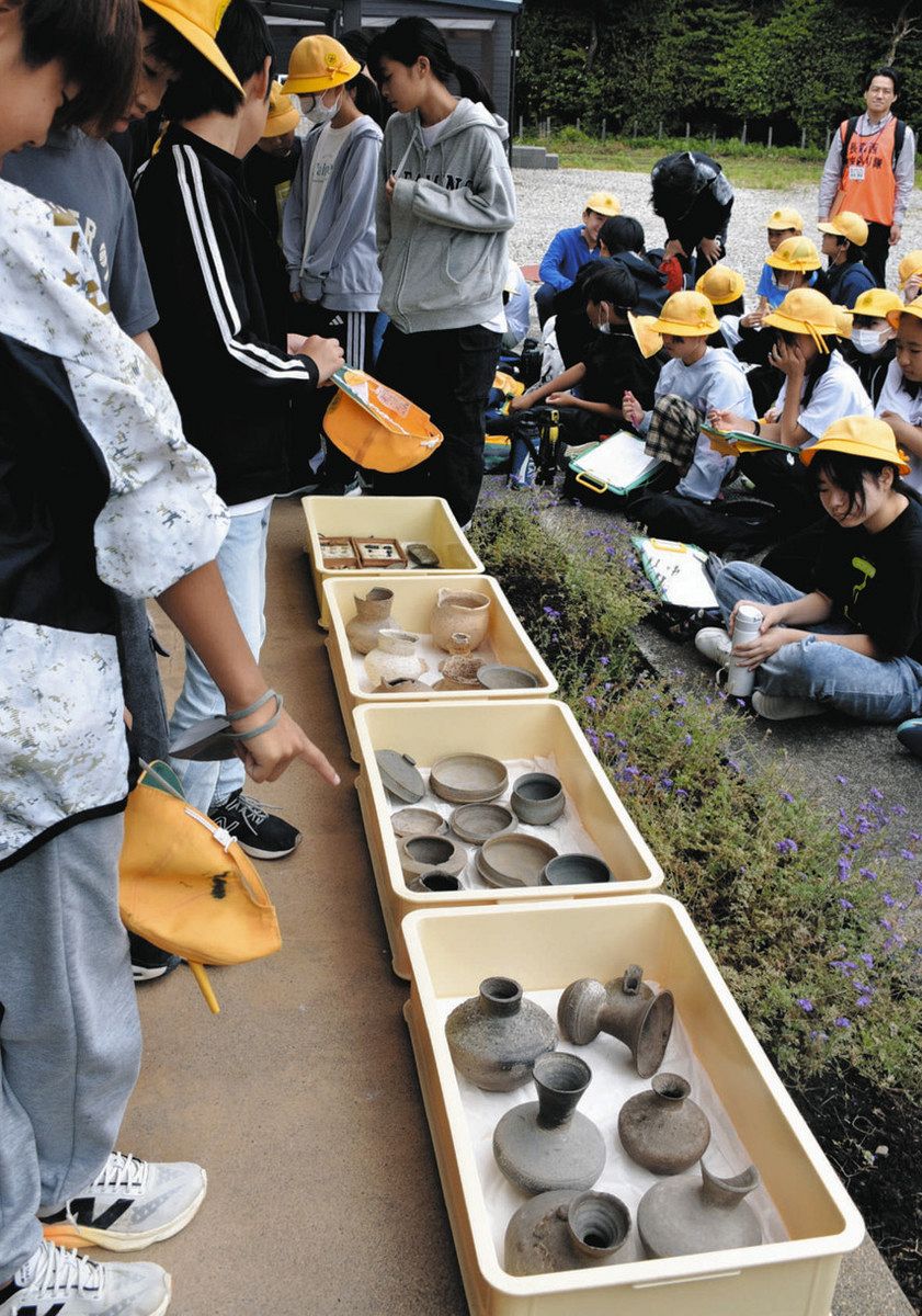 歩いて実感、琴塚古墳のスケール 岐阜・長森西小児童が地元の歴史学ぶ