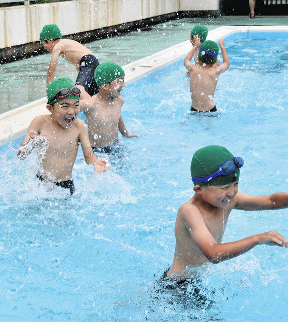 水泳　小学校 ３年ぶり学校プールに歓声 弥富の小学校で水泳授業：中日新聞Web