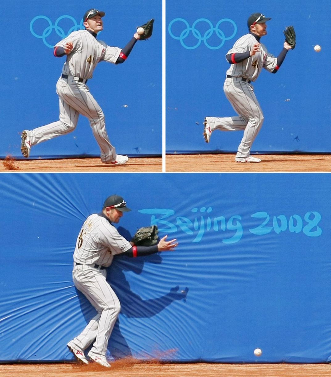 北京五輪の韓国戦、韓国の飛球を左翼手G・G・佐藤がグラブに当て（左上）落球し（右上、下）、追加点を許す＝2008年
