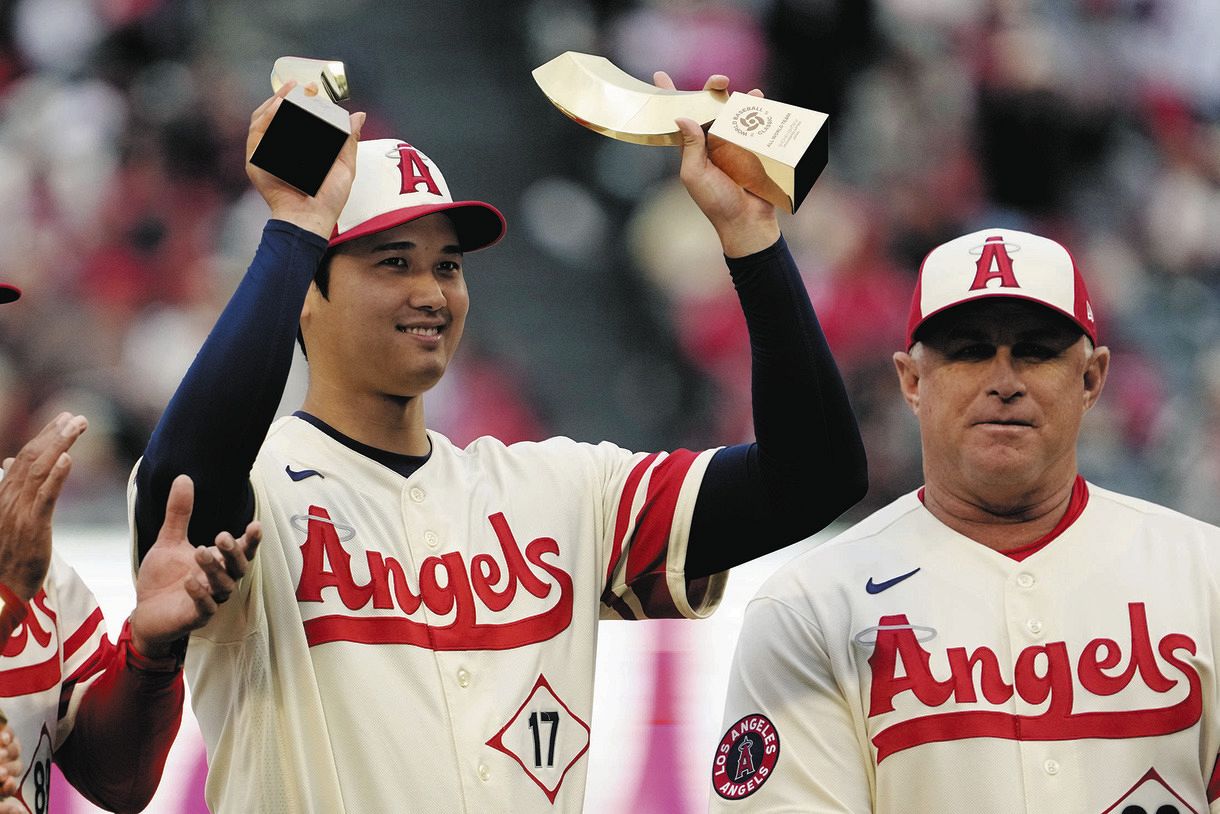 大谷翔平に見せたトラウトの優しさ WBCベストナイン、トロフィー授与式