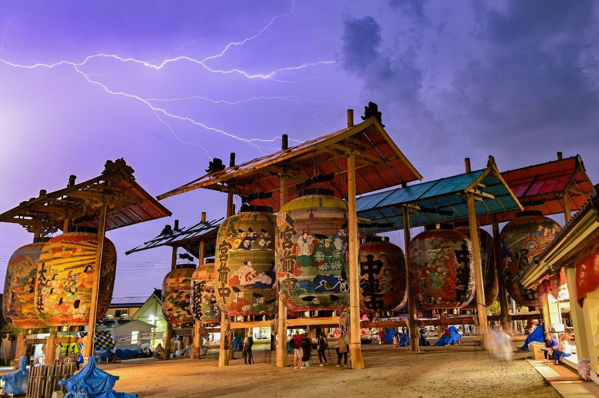 夜空に浮かぶ、時代絵巻 愛知・西尾の「三河一色大提灯まつり」始まる