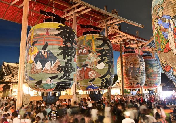 夜空に浮かぶ、時代絵巻 愛知・西尾の「三河一色大提灯まつり」始まる