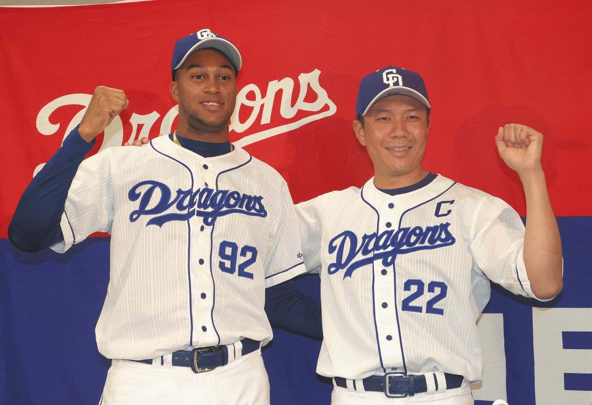 オールスター出場を決め、ガッツポーズする大野雄（右）とＲ・マルティネス