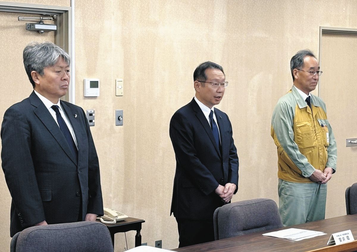 追加の再発防止策を説明する安井社長（中）＝御前崎市役所で