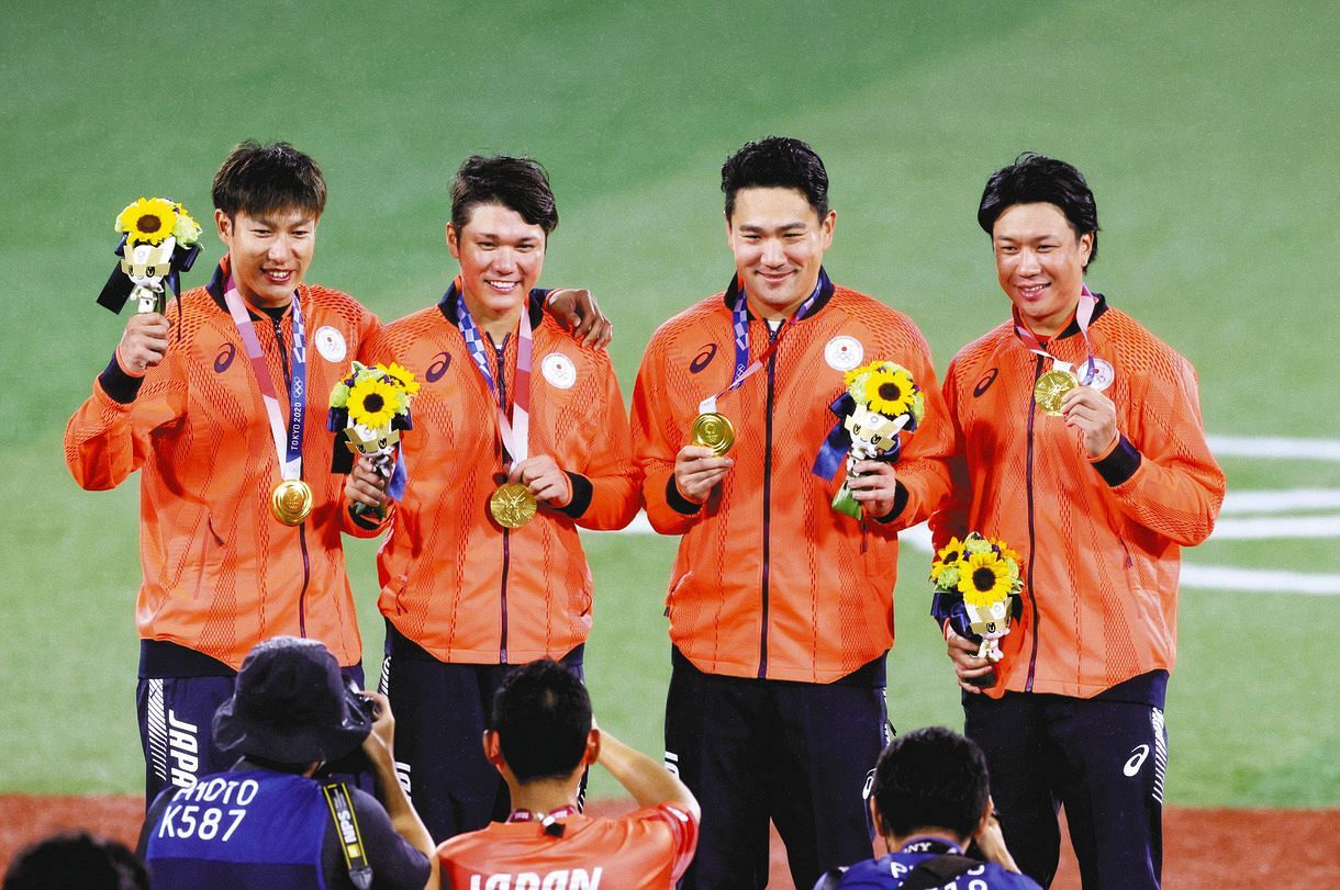 金メダルを手に写真に納まる（左から）柳田、坂本、田中将、大野雄