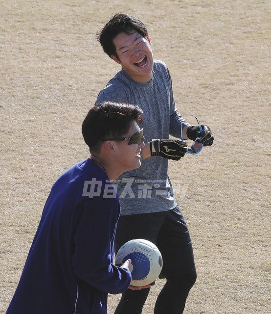 サッカーボールを手に、笑顔でトレーニングする石川昂（手前）と森