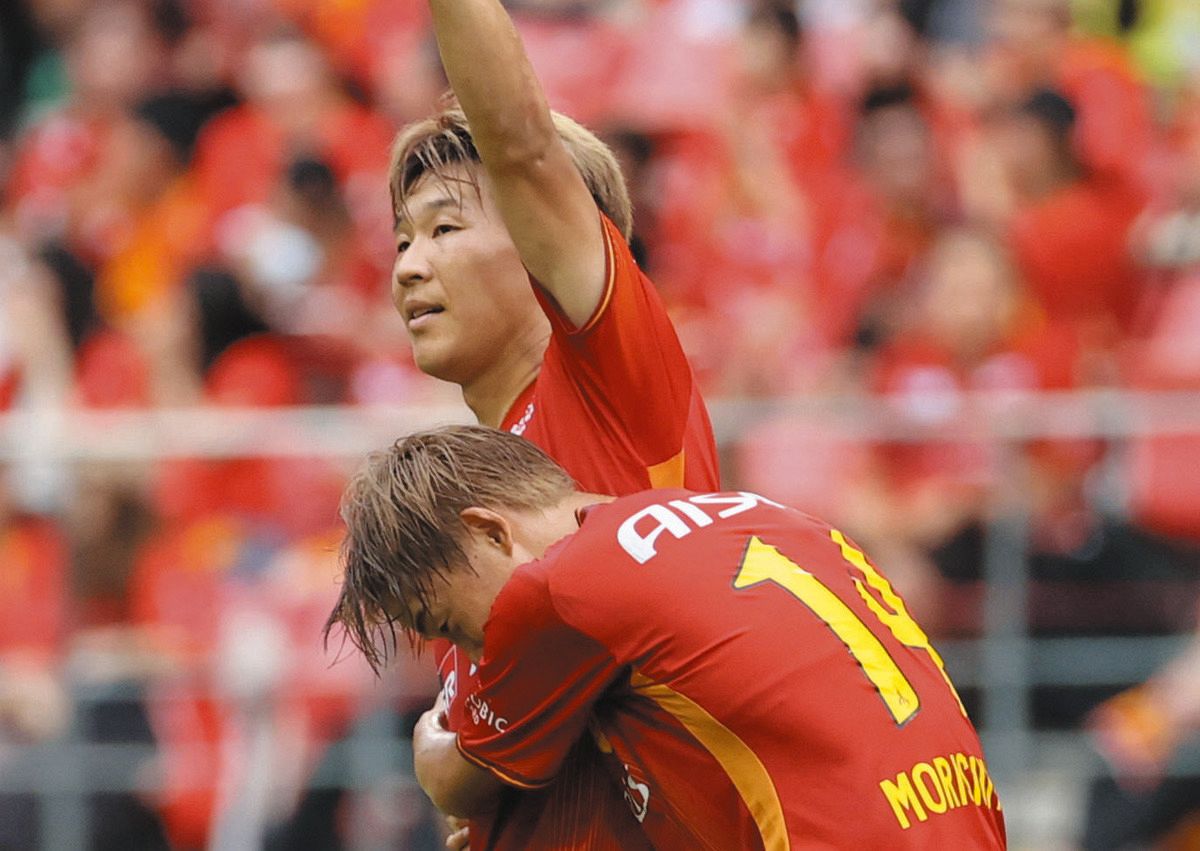 希少　美品　ミズノ　名古屋グランパス　支給品　18 永井謙佑　トラックジャケット MIZUNO 名古屋グランパス 2024 ホーム 半袖レプリカユニフォーム 18