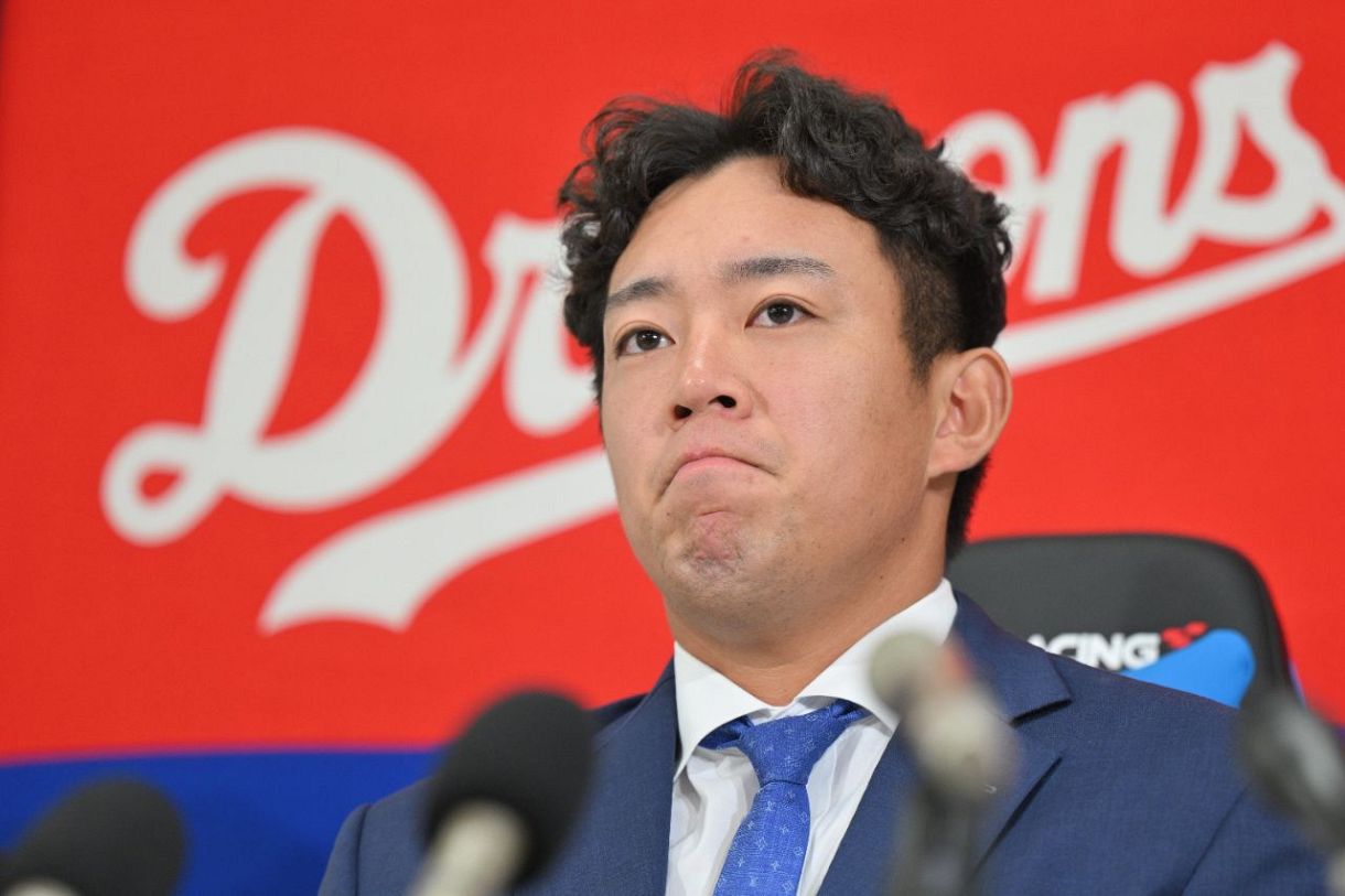 中日・鵜飼航丞、80万円ダウンの1050万円でサイン ホームランウイング