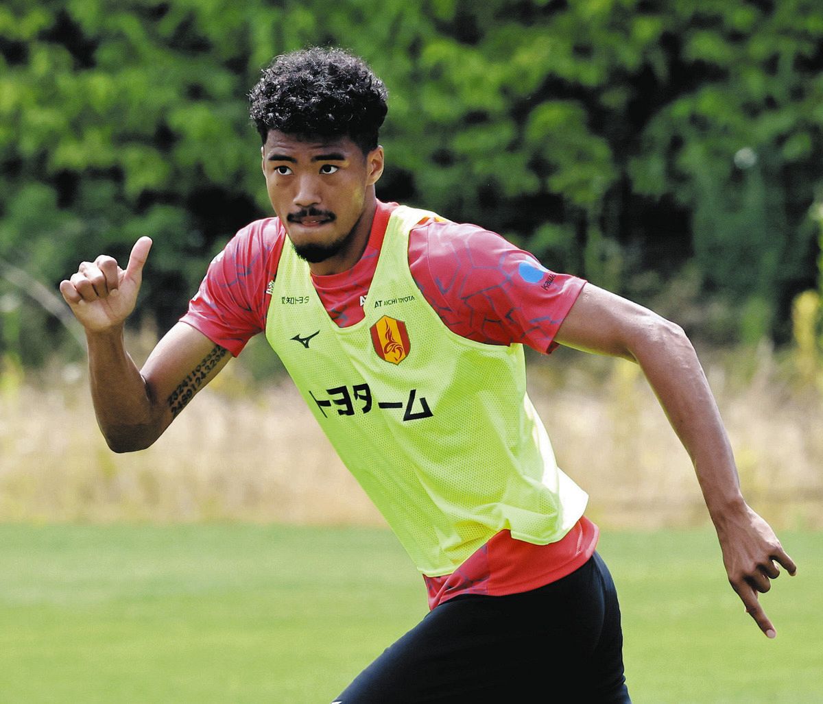 練習で軽快な動きを見せるＤＦ三国