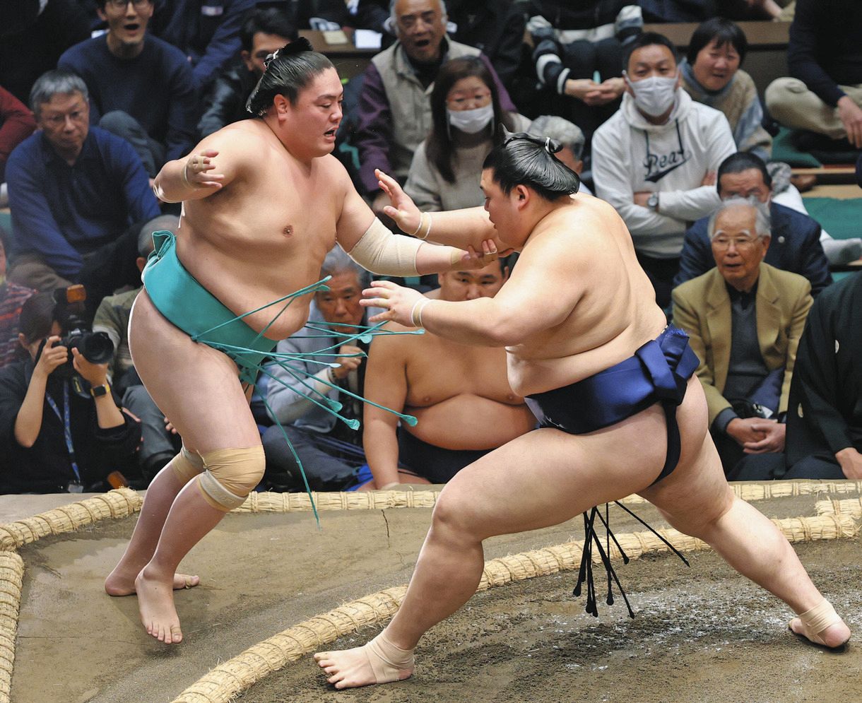大の里、心機一転の白星発進 同郷後輩・欧勝海との横綱土俵入り