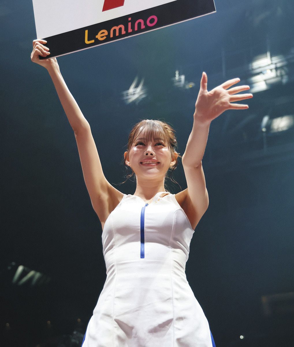 写真複数枚】リングを彩るラウンドガールたち♥ノースリーブ白