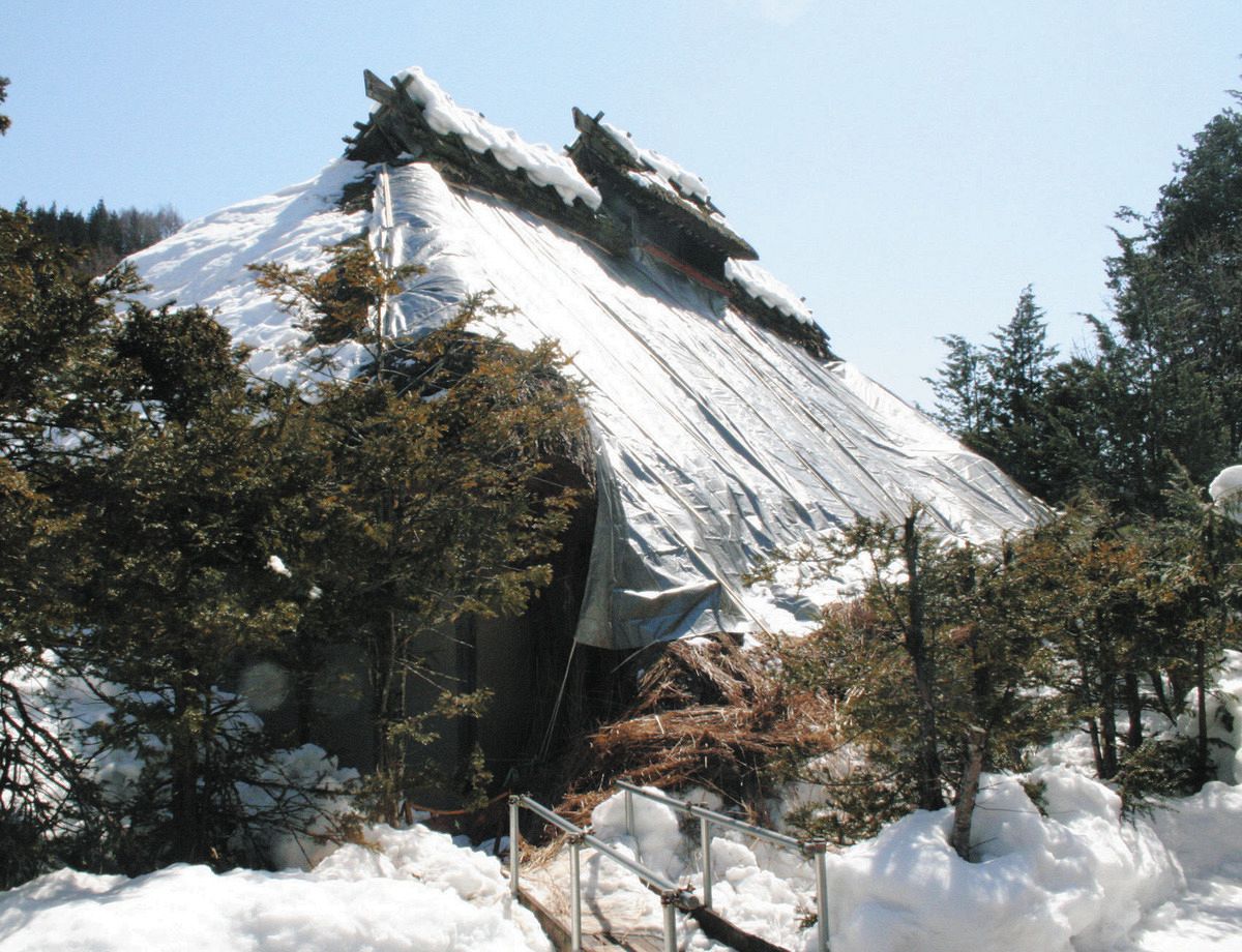 長野県大町市の重要文化財「旧中村家住宅」屋根が雪の重みで地面に