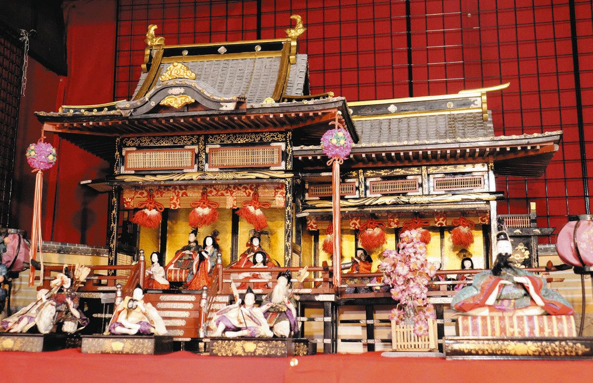 豪華な御殿飾りのひな人形 3月15日まで、湖西・小松楼交流館で展示：中