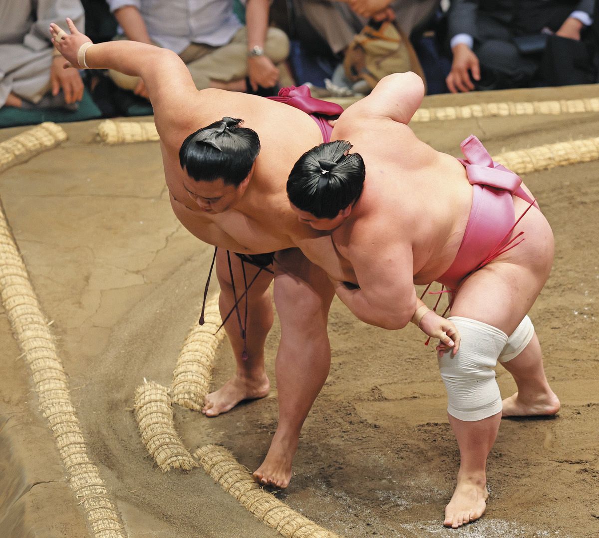 大相撲夏場所】宇良、「母校愛」パワーで御嶽海との全勝対決制す 関学大から贈られた化粧まわし で土つかず、逆転の出し投げ決める：中日スポーツ・東京中日スポーツ