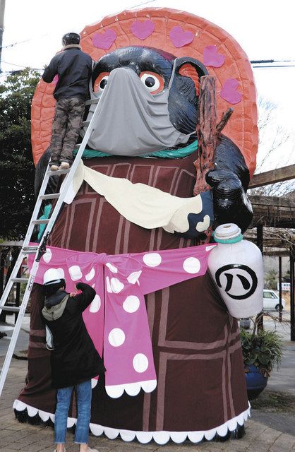 バレンタイン衣装に着せ替え 信楽駅前のタヌキ像：中日新聞Web