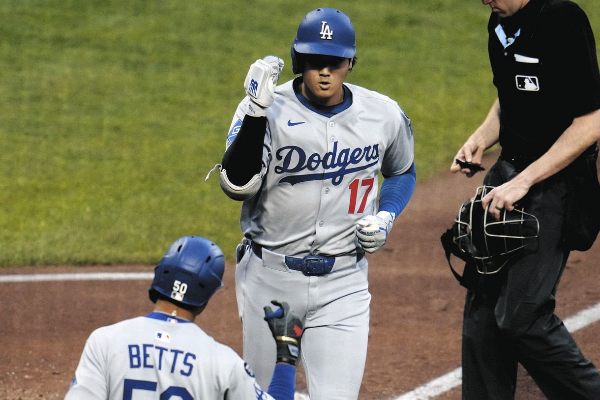 ドジャース 大谷翔平
ボブルヘッド ミニ
ホームユニフォーム
4.5インチ ドジャース終盤に競り負ける 20試合連続出塁の大谷翔平が明日