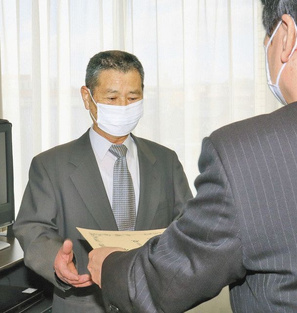 佐土原地方参事官（右）から賞状を受け取る安実会長＝５日、福井市の北陸農政局県拠点で 