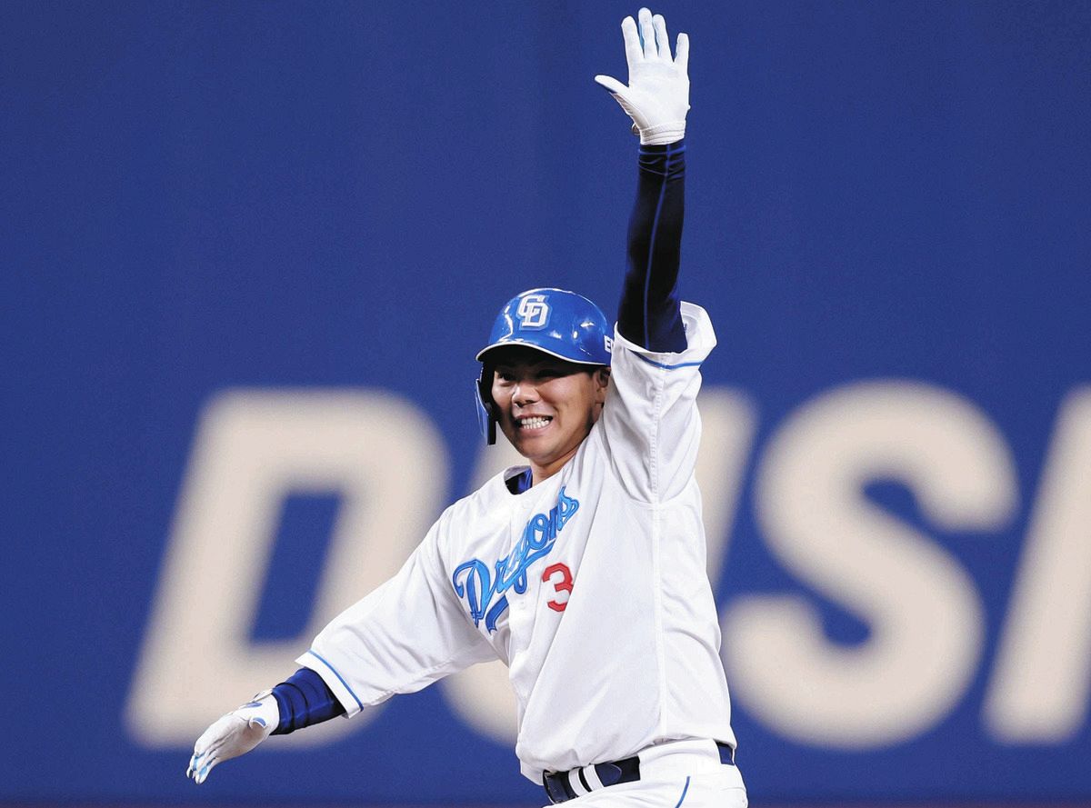 中日・高橋周平、スマイル全開！代打同点二塁打 お立ち台は「俺じゃ