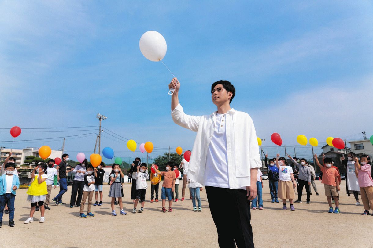 都志小学校の生徒たちと一緒に夢や希望を乗せた風船を飛ばす林部智史