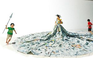 ポップアート、新聞紙を抱く女｜日用品/インテリア 