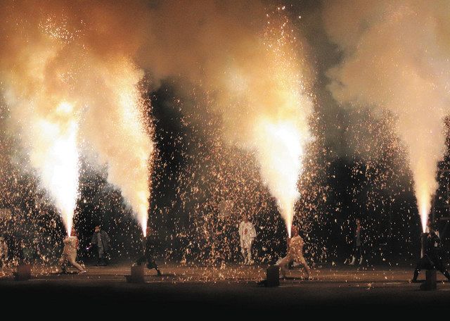 秋の夜空に迫力の火柱 豊橋で手筒花火「炎の祭典」：中日新聞Web