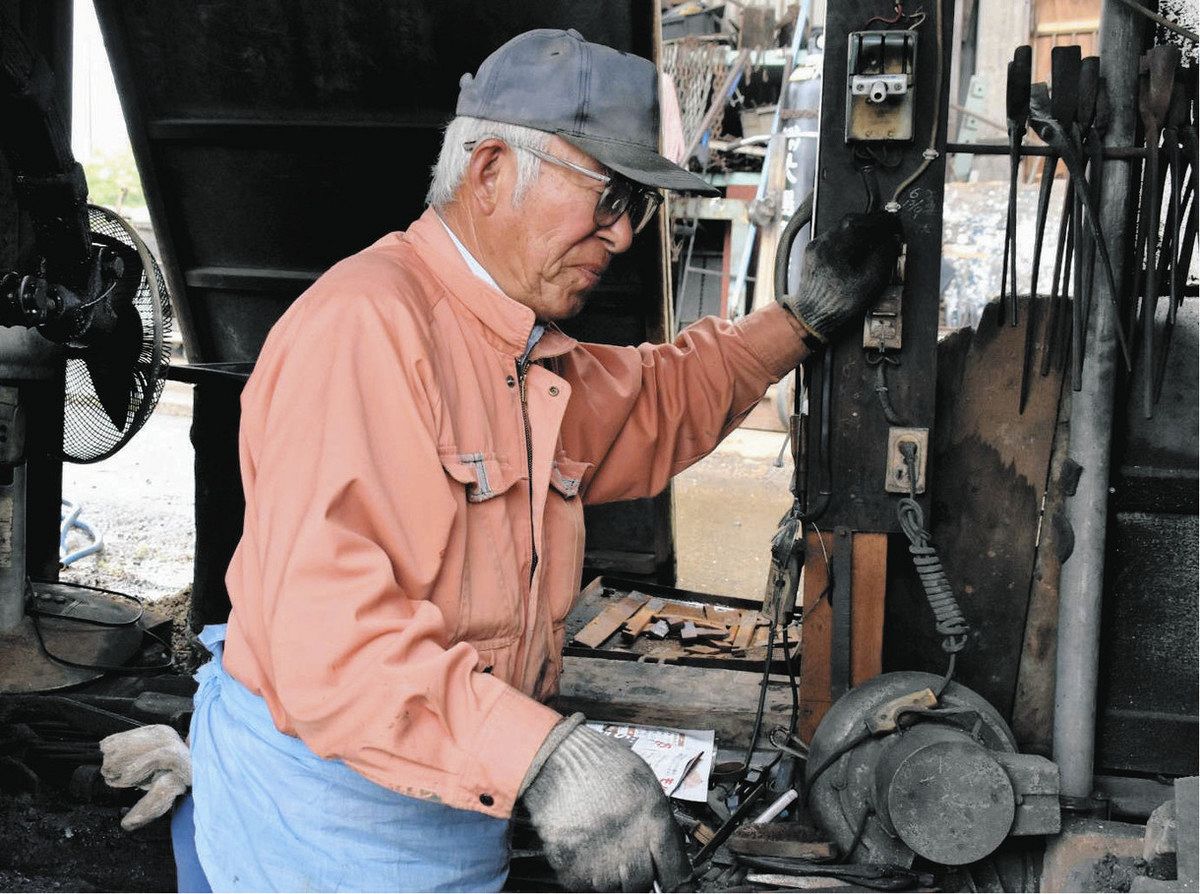 時代提げ物 人物根付 天然素材 在銘【鵜匠と鵜①】高さ約4.8cm 重さ約